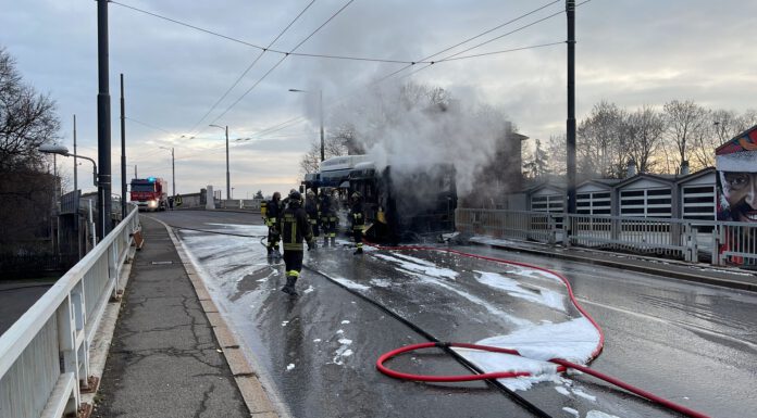 BUS A FUOCO, PAURA SUL CAVALCAVIA MAZZONI