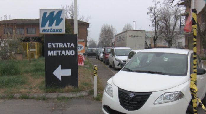 CARO METANO, CHIUDONO I DISTRIBUTORI. LUNGHE FILE DA CHI HA I PREZZI BASSI