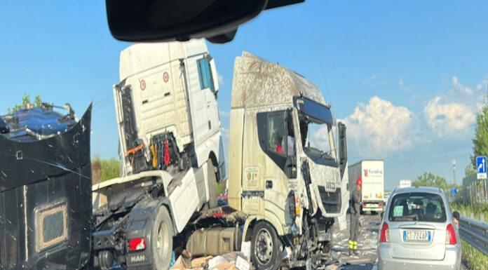 DISASTRO IN A1, SCHIANTO TRA CAMION E AUTOMOBILI. AUTOSTRADA CHIUSA