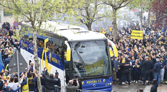 LA CARICA PRE PARTITA, I TIFOSI ACCLAMANO IL PULLMAN ALL’ARRIVO ALLO STADIO