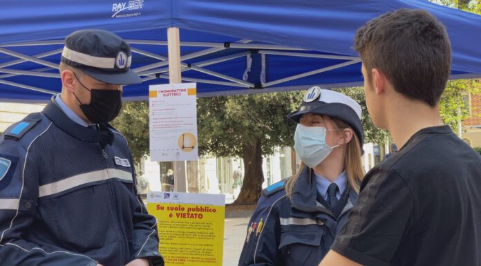 PIAZZA MAZZINI, TRUFFE E CODICE DELLA STRADA: IL GAZEBO DELLA POLIZIA LOCALE