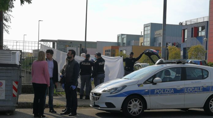 TRAGEDIA A SCUOLA, SENZATETTO MUORE CERCANDO DI SCAVALCARE LA RECINZIONE