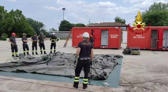 FINALE EMILIA, ESERCITAZIONE DEI VIGILI DEL FUOCO SUL RISCHIO SISMICO