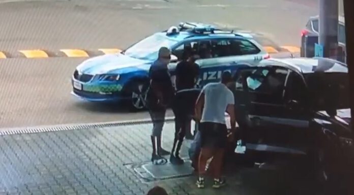 INTERVENTO SALVAVITA, LA POLIZIA STRADALE SOCCORRE UNA DONNA CON LA HEIMLICH