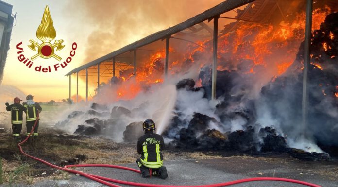 MANZOLINO. FIENILE IN FIAMME, VIGILI DEL FUOCO AL LAVORO