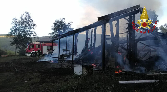 OSPITALE DI FANANO: FIAMME AVVOLGONO UN CAPANNO, DANNI INGENTI