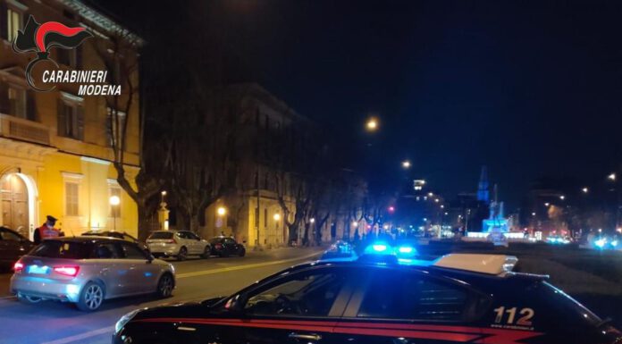 MODENA, GUIDA CON LA TARGA OSCURATA: DENUNCIATO
