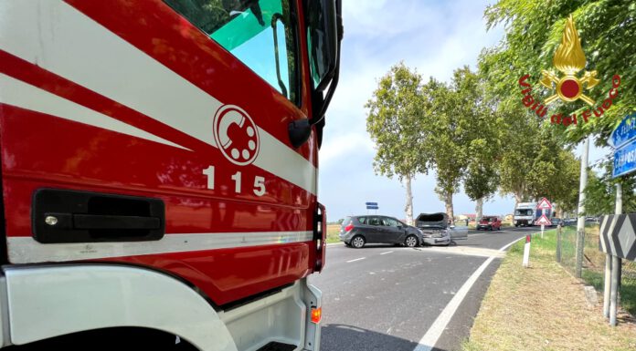 INCENDIO A NONANTOLA, A FUOCO IL CAPPOTTO ESTERNO DI UN CANTIERE EDILE
