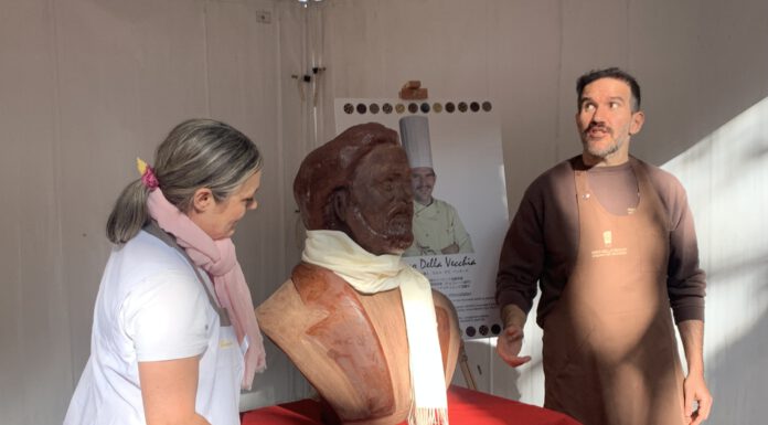 SCIOCOLA’ 2022, LA STATUA DI PAVAROTTI E UN TORTELLINO AL SAPORE DI CIOCCOLATO