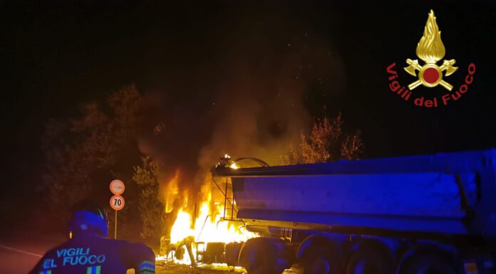 ROGO A SERRAMAZZONI, CAMION CARBONIZZATO E DISAGI AL TRAFFICO