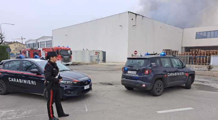 INCENDIO ALL’AZIENDA CERMAG, IN AZIONE TRE SQUADRE DEI POMPIERI E I CARABINIERI