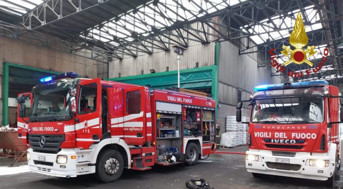 INCENDIO IN UNA AZIENDA IN VIA OLANDA, VIGILI DEL FUOCO SUL POSTO CON TRE SQUADRE