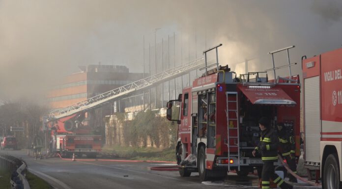 INCENDIO A BAGGIOVARA, IN FIAMME IL DEPOSITO DELL’AZIENDA LONGAGNANI