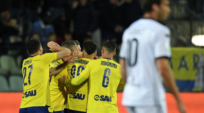 DUE GOL IN DUE MINUTI: IL MODENA SCAPPA CON DIAW, PARMA LO AGGUANTA. PARI IN UN DERBY VIBRANTE