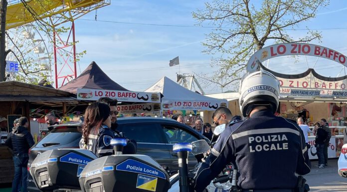 RISSA AL LUNA PARK, 40 GIOVANI SI PRENDONO A SASSATE