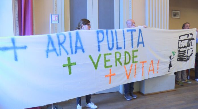 STRISCIONI IN CONSIGLIO, PROTESTA CONTRO IL POLO LOGISTICO CONAD