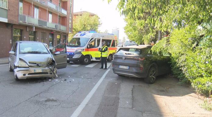 VIA DELLE SUORE, SCONTRO TRA DUE AUTO. I RESIDENTI: “STRADA PERICOLOSA”