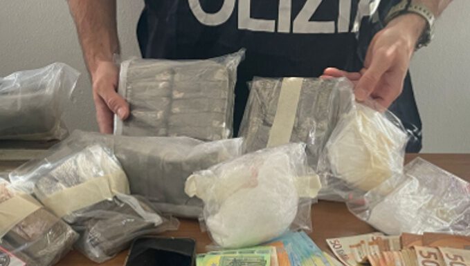 VIALE GRAMSCI, OPERAIO INSOSPETTABILE NASCONDEVA IN GARAGE CHILI DI DROGA