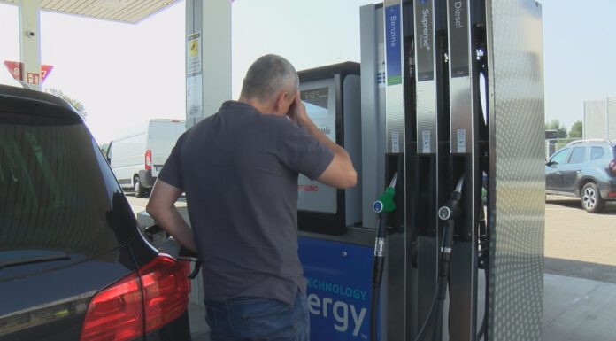 BENZINA A 2,8€ AL LITRO, FARE IL PIENO IN VIAGGIO DIVENTA UN INCUBO