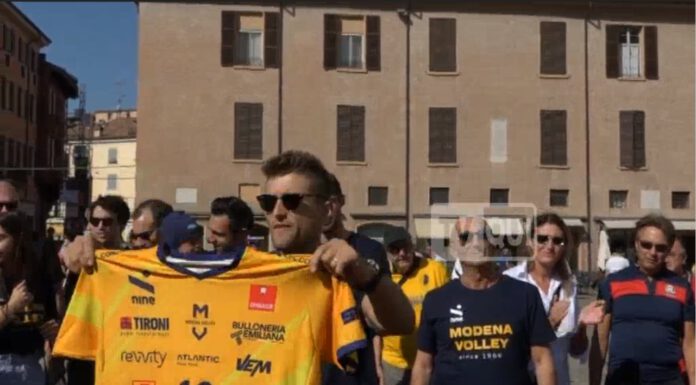 MODENA VOLLEY, PRESENTATE LE NUOVE MAGLIE IN PIAZZA GRANDE DAVANTI AI TIFOSI