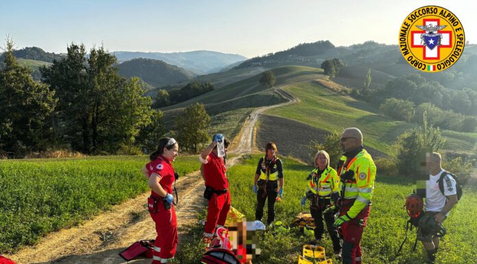 FIORANO, BIKER CADE LUNGO IL SENTIERO: INTERVENUTO IL SOCCORSO ALPINO