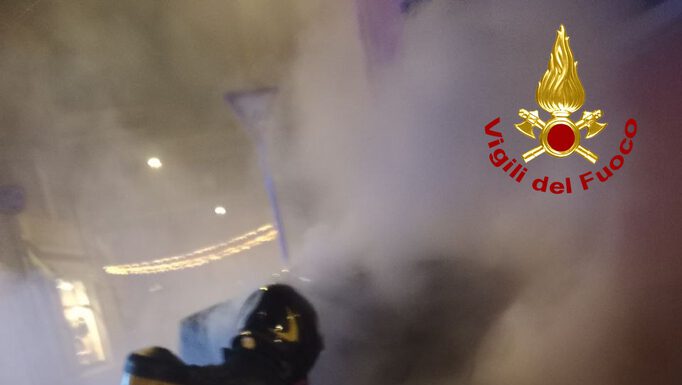 INCENDIO IN CENTRO A MODENA, UN SABATO POMERIGGIO DI PAURA