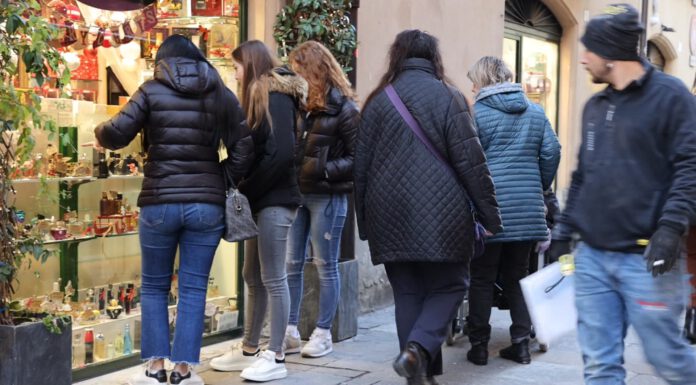 STANGATA DI NATALE, “FOLLI RINCARI” SU ADDOBBI, DONI, CIBO E VOLI