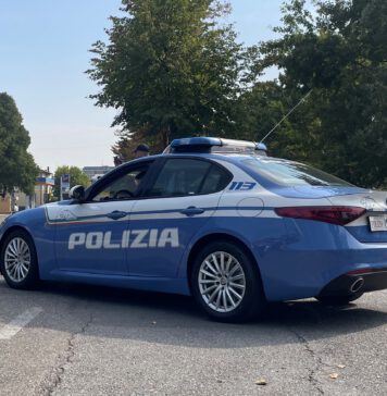 SORPRESO CON CINQUE CONSOLE PER VIDEOGIOCHI MENTRE ESCE DA UN NEGOZIO: ARRESTATO