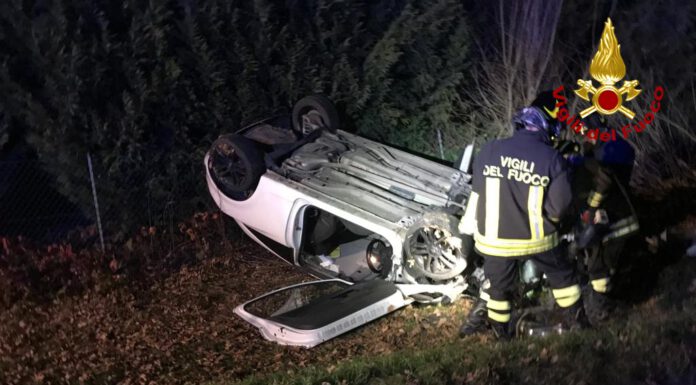 SI RIBALTA CON L’AUTO E RIMANE INCASTRATO: CONDUCENTE SALVATO DAI VIGILI DEL FUOCO