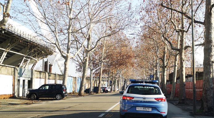 PIAZZALE TIEN AN MEN, DUE GIOVANI LADRI ROMPONO I VETRI DI UN’AUTO PARCHEGGIATA