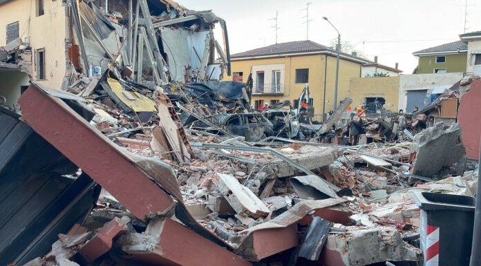 BOATO NELLA NOTTE, A ROVERETO ESPLODE UNA PALAZZINA. ESTRATTA UNA DONNA DALLE MACERIE