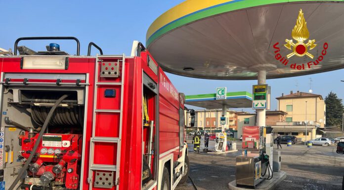 FUORIUSCITA DI GPL, CAMION URTA COLONNINA DI EROGAZIONE SU VIA VIGNOLESE