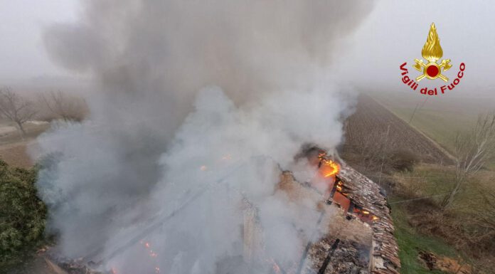 CONCORDIA, INCENDIO IN UNA CASA COLONICA. ORE DI LAVORO PER I VIGILI DEL FUOCO