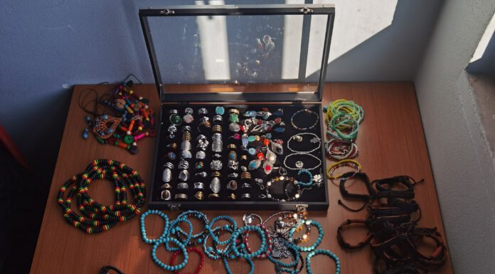 VENDEVA BIGIOTTERIA SENZA AUTORIZZAZIONE: DASPO URBANO PER UN 40 ENNE