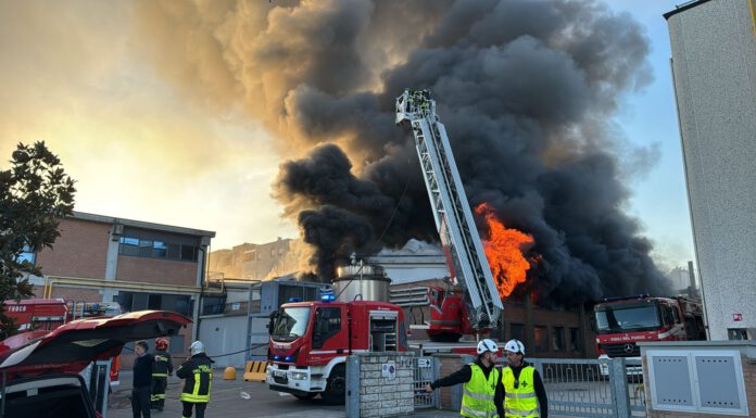VIA DEL MERCATO, A FUOCO UN’AZIENDA. NUBE NERA VISIBILE A CHILOMETRI DI DISTANZA