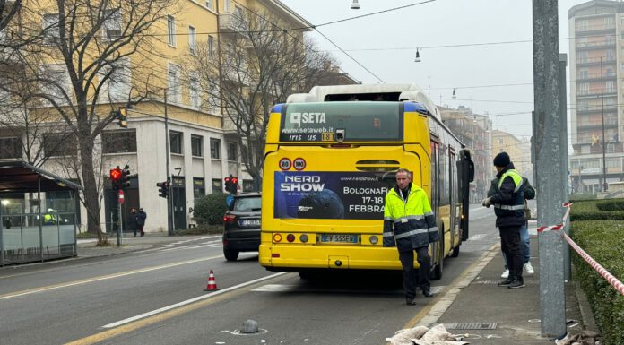 LARGO GARIBALDI, FERITO MENTRE SCENDE DALL’AUTOBUS: GRAVISSIMO UN 77ENNE