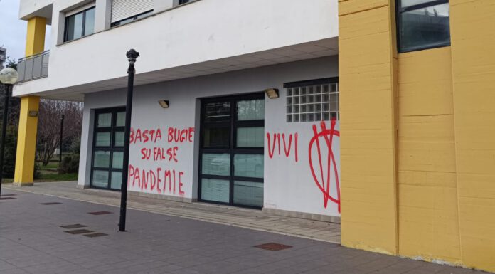 TORNANO LE SCRITTE NO-VAX, IMBRATTATO IL CENTRO DI SALUTE MENTALE DI MODENA EST