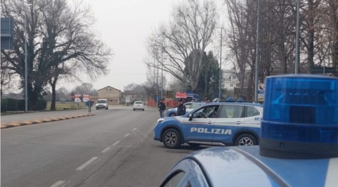 BLITZ DELLA POLIZIA IN UN CASOLARE ABBANDONATO: 5 DENUNCE