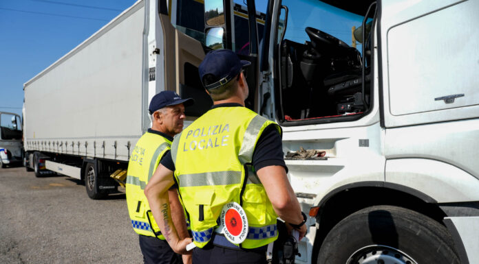 MIRANDOLA, SUPERA I LIMITI DI VELOCITA’ ED ESCE DI STRADA CON IL CAMION