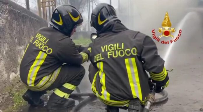 A FUOCO STRUTTURA DELLA PARROCCHIA, PAURA PER BOMBOLE DI GAS