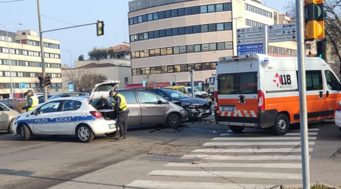 VIA ZUCCHI, NUOVO INCIDENTE ALL’INCROCIO: “QUI MOLTO PERICOLOSO”