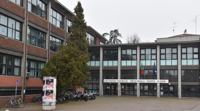 SCUOLA: MODENA, AL CORNI, NELLA SEDE DI LARGO A. MORO OPERAI FORANO LA PARETE DI UN’AULA DURANTE LA LEZIONE