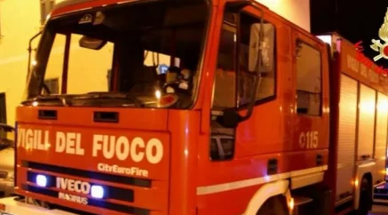 INCENDIO IN VIA BELLUNO: A FUOCO UNA CANTINA, NESSUN EVACUATO