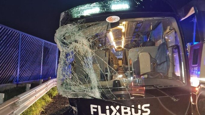 INCIDENTE MORTALE, FLIXBUS SI SCHIANTA SULL’A1: UN MORTO E SEI FERITI