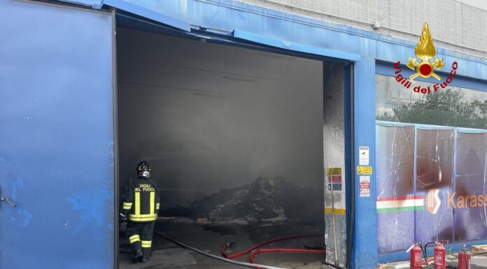 CAMPOGALLIANO, A FUOCO LA COPERTURA DI UN CAPANNONE