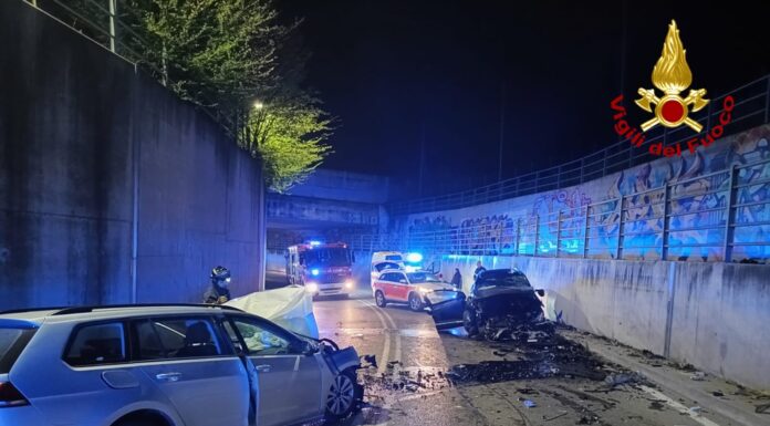 VIA NEVIANI, SCHIANTO TRA AUTO: TRE FERITI TRA LE LAMIERE