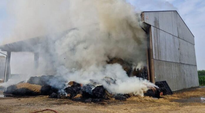 ROTOBALLE IN FIAMME, VIGILI DEL FUOCO IN UN FIENILE DI MEDOLLA
