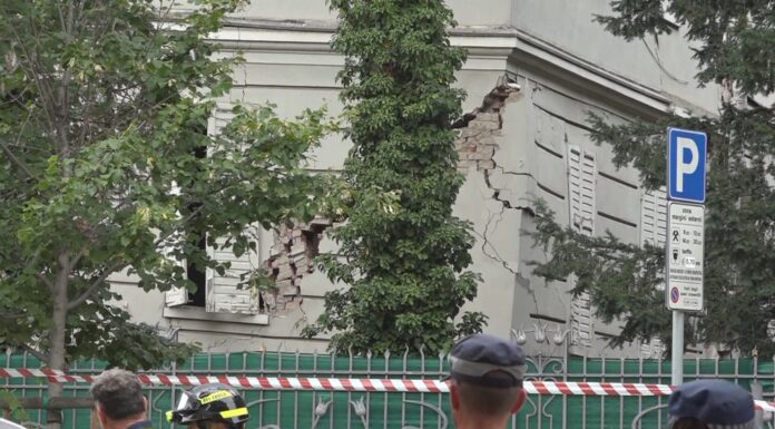 VIA DE’ FOGLIANI, CROLLA LA FACCIATA DI UNA VILLA. FAMIGLIE EVACUATE