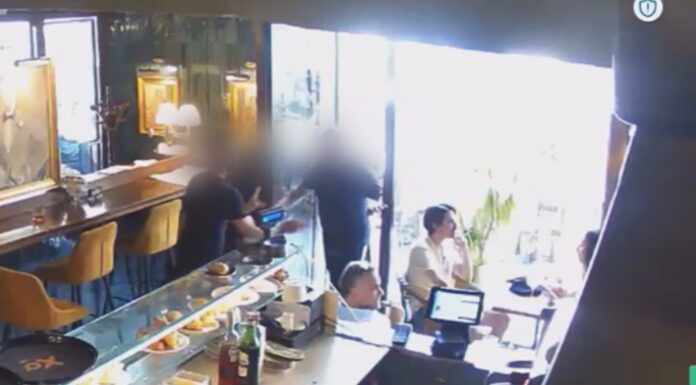 CAFFETTERIA BALZAC, DISTURBA I CLIENTI E METTE LE MANI AL COLLO AL BARISTA