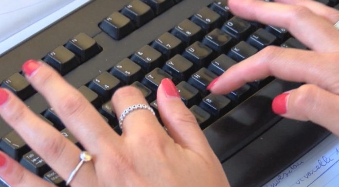 RICATTI ONLINE, CANCELLAVA I PROFILI DELLE CREATOR, ARRESTATO 26ENNE